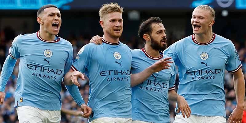 Hàng tiền vệ của Man City khá chật chội